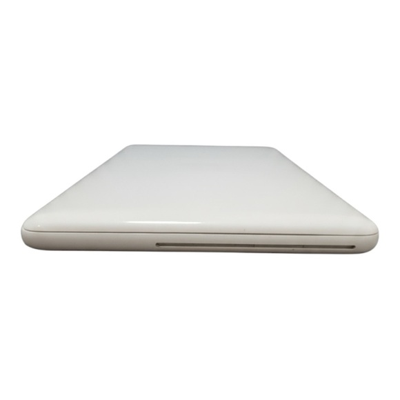 MacBook Pro 2009 Apple Laptop with Classic White Unibody - Picture 5 of 6
